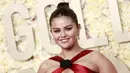 Penampilan Selena Gomez dilengkapi dengan sanggul tinggi yang disisir ke belakang, dan perhiasan berlian berkilau. (Michael TRAN / AFP)