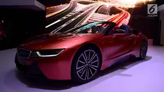 Sebuah mobil BMW i8 Roadster diluncurkan pada Gaikindo Indonesia International Auto Show (GIIAS) 2018 di ICE BSD City, Tangerang, Kamis (2/8). Berstatus off the road,  BMW i8 Roadster dibanderol dengan harga Rp3,969 miliar. (Liputan6.com/Fery Pradolo)