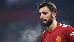 Gelandang Manchester United, Bruno Fernandes, tampak kecewa usai ditaklukkan Manchester City pada laga Piala Liga Inggris di Stadion Old Trafford, Rabu (6/1/2021). City menang dengan skor 2-0. (Peter Powell/Pool via AP)