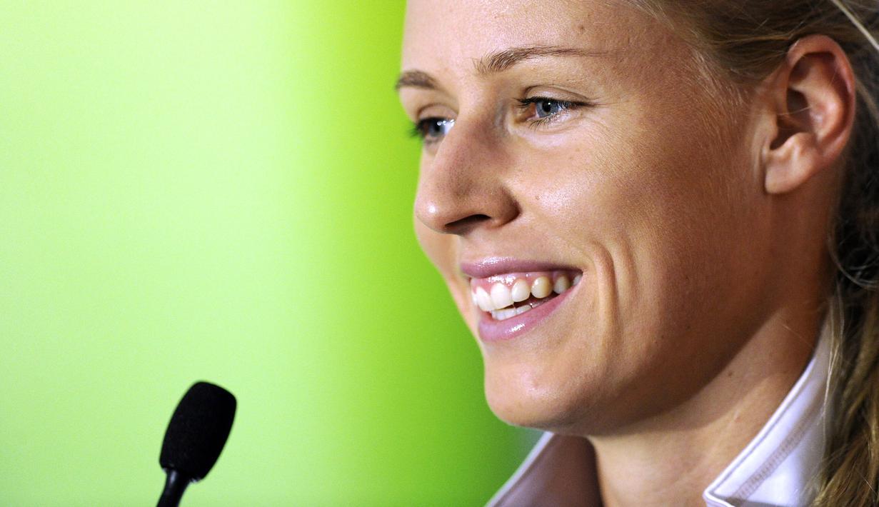 Cedera lutut kambuhan membuat Elena Dementieva harus pensiun dini dari dunia tenis saat masih berusia 29 tahun. (AFP/Bertrand Guay)