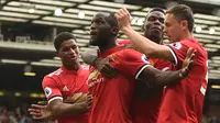 Striker Manchester United Romelu Lukaku merayakan gol ke gawang West Ham.(AFP / OLI SCARFF)