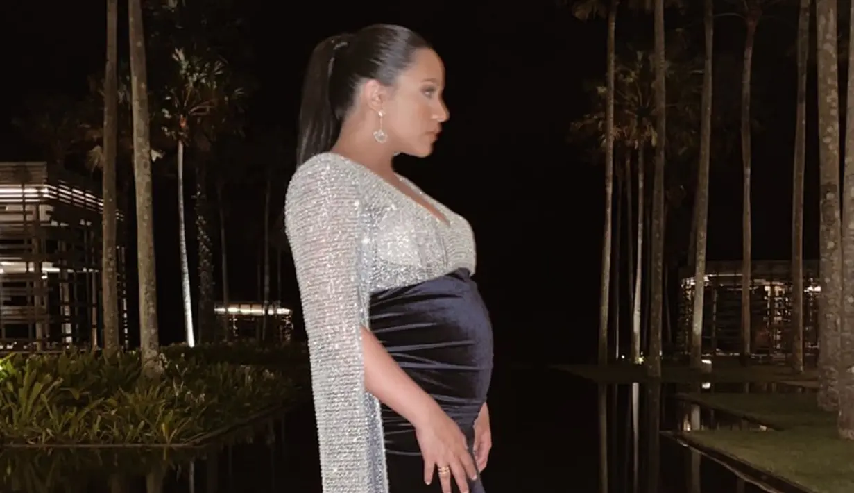Usai mengumumkan kehamilan pertamanya, Angel Pieters pun membagikan momen saat pamer baby bump. Unggahan Angel Pieters ini pun langsung mencuri perhatian banyak netizen. (Liputan6.com/IG/@angelpieters)