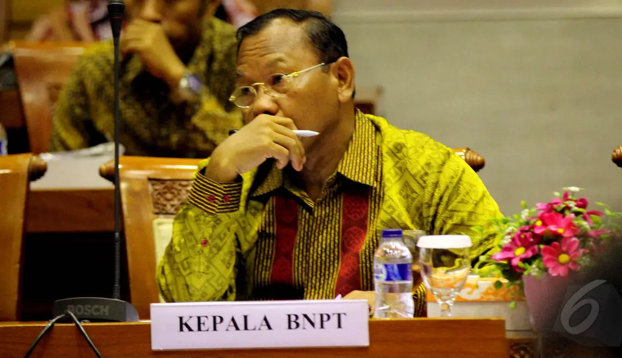 Kepala BNPT, Ansyaad Mbai mengikuti Rapat Dengar Pendapat dengan Komisi III DPR, Jakarta, Rabu (27/5/2015). DPR meminta penjelasan terkait dengan koordinasi antar lembaga dalam pemberantasan tindak pidana terorisme. (Liputan6.com/Helmi Afandi)