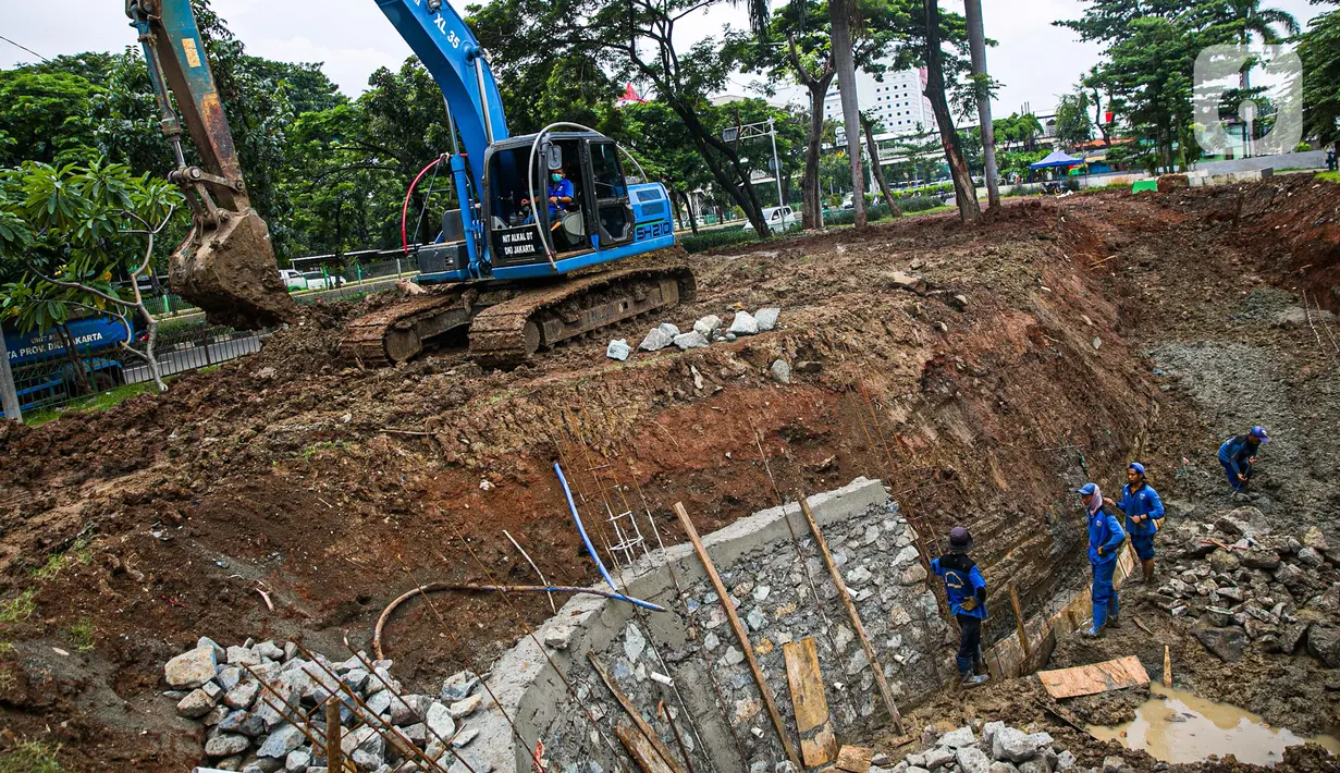 Petugas Sudin Sumber Daya Air (SDA) Jakarta Pusat mengerjakan pembuatan embung di Jalan Letjend Suprapto, Sumur Batu, Kemayoran, Selasa (2/3/2021). Embung yang berada di sisi Selatan Ruko Cempaka Mas tersebut diperuntukkan guna menampung air agar tidak banjir. (Liputan6.com/Faizal Fanani)
