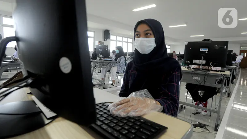 FOTO: Ujian Tulis Berbasis Komputer di Tengah Pandemi COVID-19