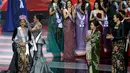 Agnes Aditya Rahajeng pun berhak mengenakan Mahkota Borobudur Merah. Tampak dalam foto, Agnes Aditya Rahajeng (kiri) asal Banten saat menerima mahkota Puteri Indonesia saat Grand Final Pemilihan Puteri Indonesia 2026 di Jakarta Internasional Convention Center, Jakarta, Jumat (24/4/2026). (Kapanlagi.com/Budy Santoso)