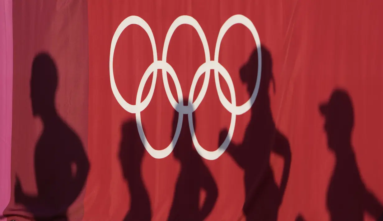 Bayangan dari atlet saat lomba lari 50 kilometer putra pada Olimpiade Tokyo 2020 di Sapporo, Jepang,Jumat (6/8/2021). (Foto: AP/Eugene Hoshiko)
