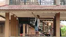 Pekerja melakukan perbaikan salah satu ruang pertemuan di Setu Babakan, Jakarta, Jumat (14/7). Setu Babakan akan menjadi lokasi pelaksanaan Lebaran Betawi 2017 yang akan digelar pada 21 - 23 Juli 2017. (Liputan6.com/Helmi Fithriansyah)