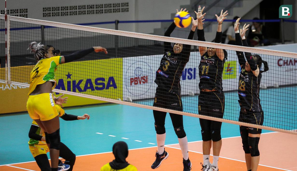 Sejumlah pemain Jakarta Pertamina Fastron berusaha menahan bola spike dari pemain Gresik Petrokimia Pupuk Indonesia, Jennifer Yanet Alvarez Hernandez saat leg kedua final four PLN Mobile Proliga 2022 di Padepokan Voli Jenderal Polisi Kunarto, Sentul, Jumat (18/03/2022). (Bola.com/Bagaskara Lazuardi)