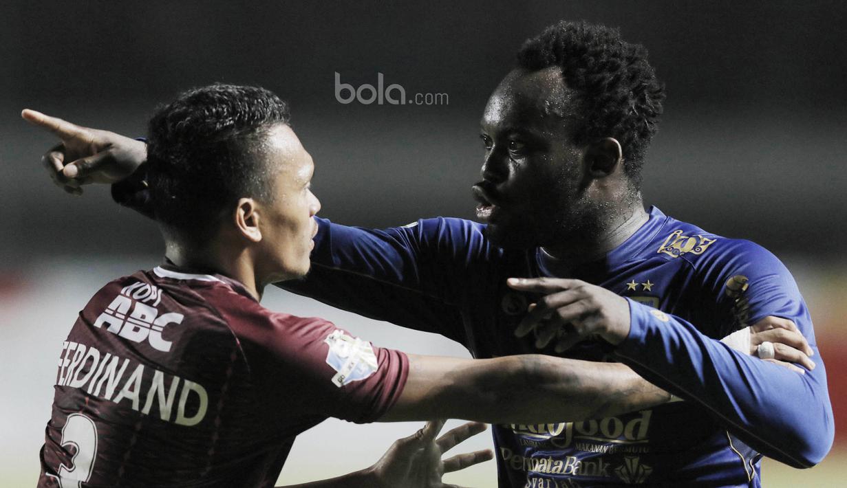 Striker PSM Makassar, Ferdinand Sinaga, berusaha menahan emosi gelandang Persib Bandung, Michael Essien pada laga lanjutan Liga 1 di Stadion GBLA, Bandung, Rabu, (5/7/2017). (Bola.com/M Iqbal Ichsan)
