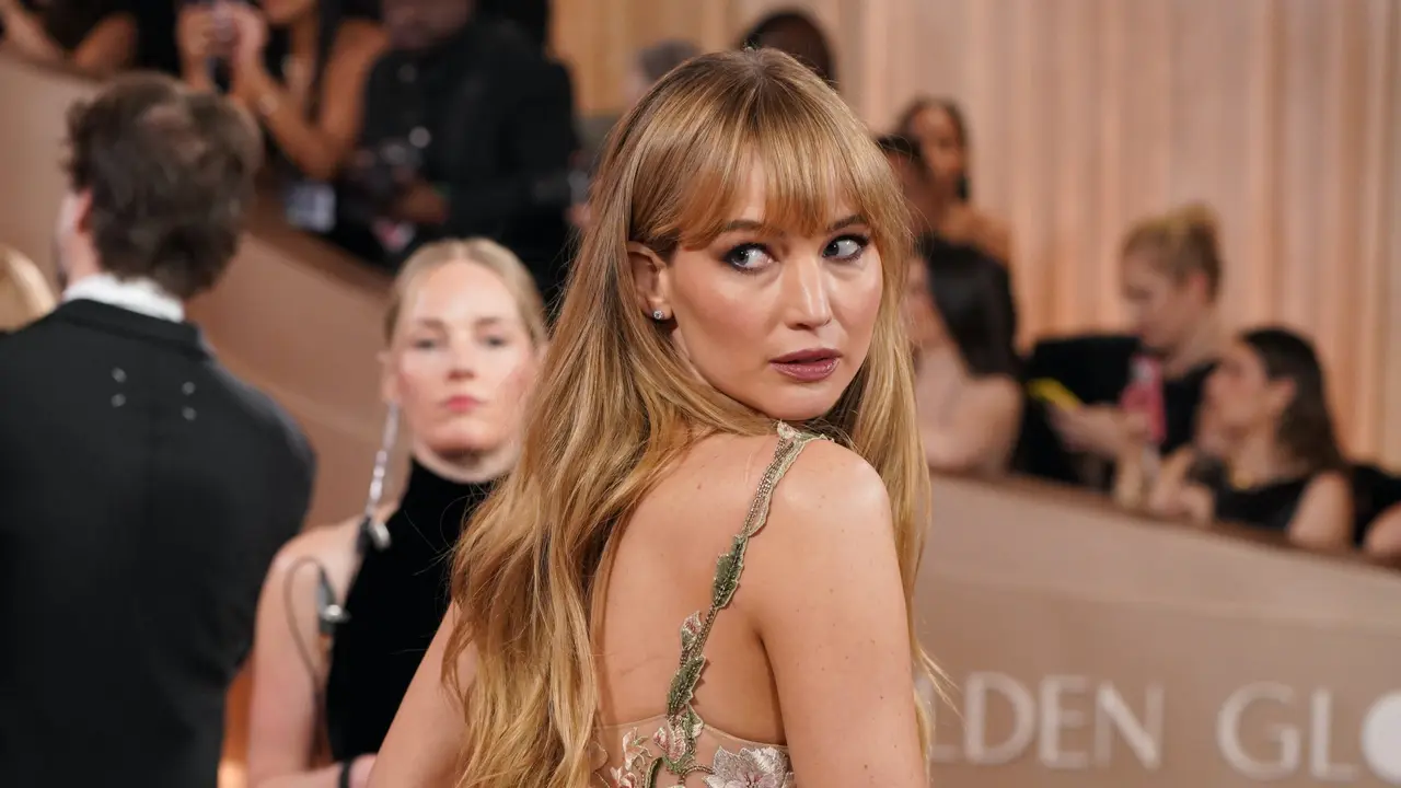 Jennifer Lawrence Tampil Menawan dalam Balutan Sheer Floral Gown di Golden Globes 2026