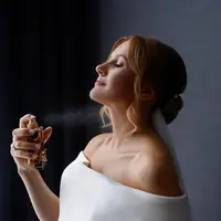 Floral green adalah kombinasi wangi bunga seperti mawar, melati, atau lily yang dipadukan dengan nuansa daun segar, rumput, atau green tea. Aromanya yang tidak terlalu manis, tidak terlalu tajam tetapi terasa bersih, natural, dan effortless. [Dok/freepik/freepik.diller]