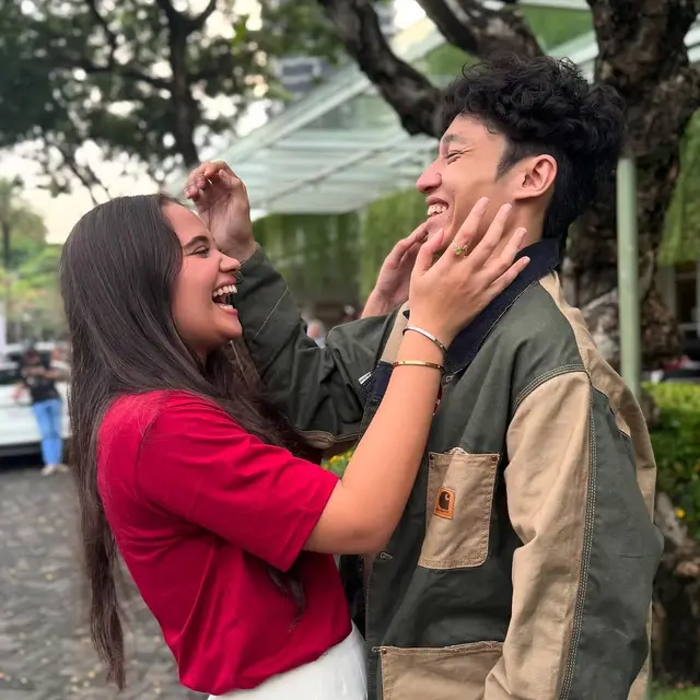 6 Potret Kiesha Alvaro Sebagai Raim Laode di Film Komang, Gaya Rambutnya Bikin Pangling