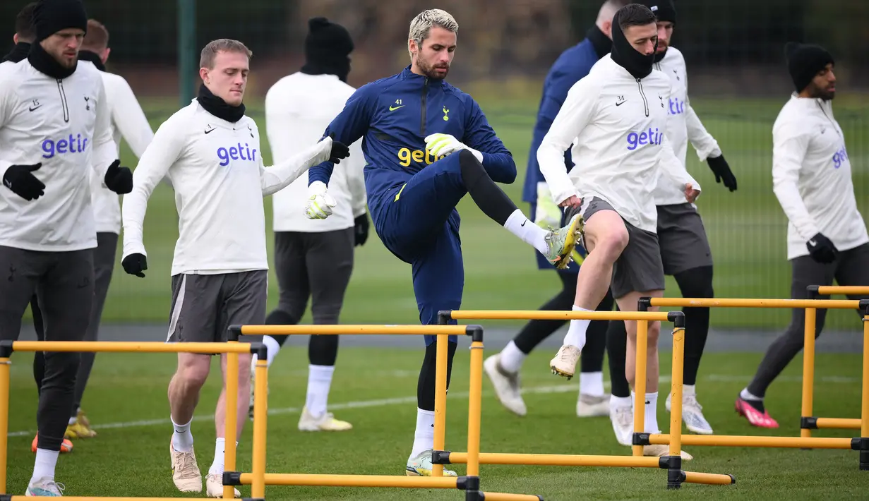Para pemain Tottenham Hotspur melakukan pemanasan selama sesi latihan tim di Tottenham Hotspur Football Club Training Ground, di Enfield, utara London pada 7 Maret 2023. Tottenham akan bertanding melawan AC Milan pada leg 2 babak 16 besar Liga Champions di Tottenham Stadium. (AFP/Daniel Leal)