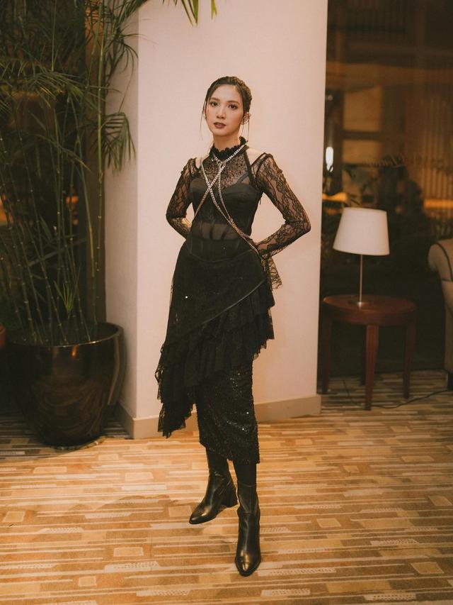 7 Pesona Sheila Dara dalam Premier Film Jagat Arwah, Tampil Berkonsep Gothic