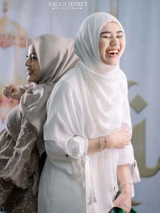 Aurel tampil dengan gamis serta kerudung coklat. Aaliyah memilih tampil serba putih lengkap dengan kerudungnya. [@aaliyah.massaid]