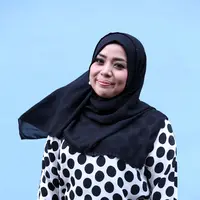 Meski demikian Musdalifah mengaku tak ingin buru buru demi mengejar single perdananya. Musdalifah sedang tahap latihan olah vokal seperti karoke.  (Nurwahyunan/Bintang.com)