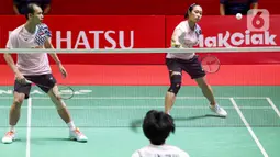 Rinov Rivaldy/Lisa Ayu Kusumawati harus mengakui keunggulan pasangan Jepang Hiroki Midorikawa/Natsu Saitopada setelah kalah dua game langsung 18-21 dan 16-21. (Liputan6.com/Herman Zakharia)