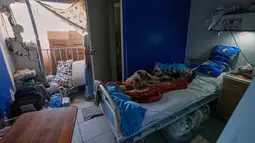 Seorang anak laki-laki yang sakit terbaring di kamar yang rusak di Rumah Sakit Jabal Amel, setelah serangan udara Israel pada Senin (1/6) yang menghantam gedung di dekatnya, di kota pelabuhan selatan Tyre, Lebanon, Selasa 2 Juni 2026. (AP Photo/Mohammed Zaatari)