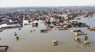Pemandangan dari udara ini menunjukkan daerah pemukiman yang banjir setelah hujan lebat di provinsi Balochistan (29/8/2022). Jumlah korban tewas akibat banjir monsun di Pakistan sejak Juni telah mencapai 1.136, menurut angka yang dirilis pada 29 Agustus oleh Otoritas Manajemen Bencana Nasional negara itu. (AFP/Fida Hussain)