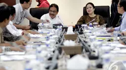 Menko Perekonomian, Sofyan Djalil (kedua dari kiri) bersama  Menteri Koordinator Bidang Pembangunan Manusia dan Kebudayaan, Puan Maharani memimpin rapat koordinasi di Gedung Kementerian Perekonomian, Jakarta, Rabu (14/1/2015). (Liputan6.com/Faizal Fanani)