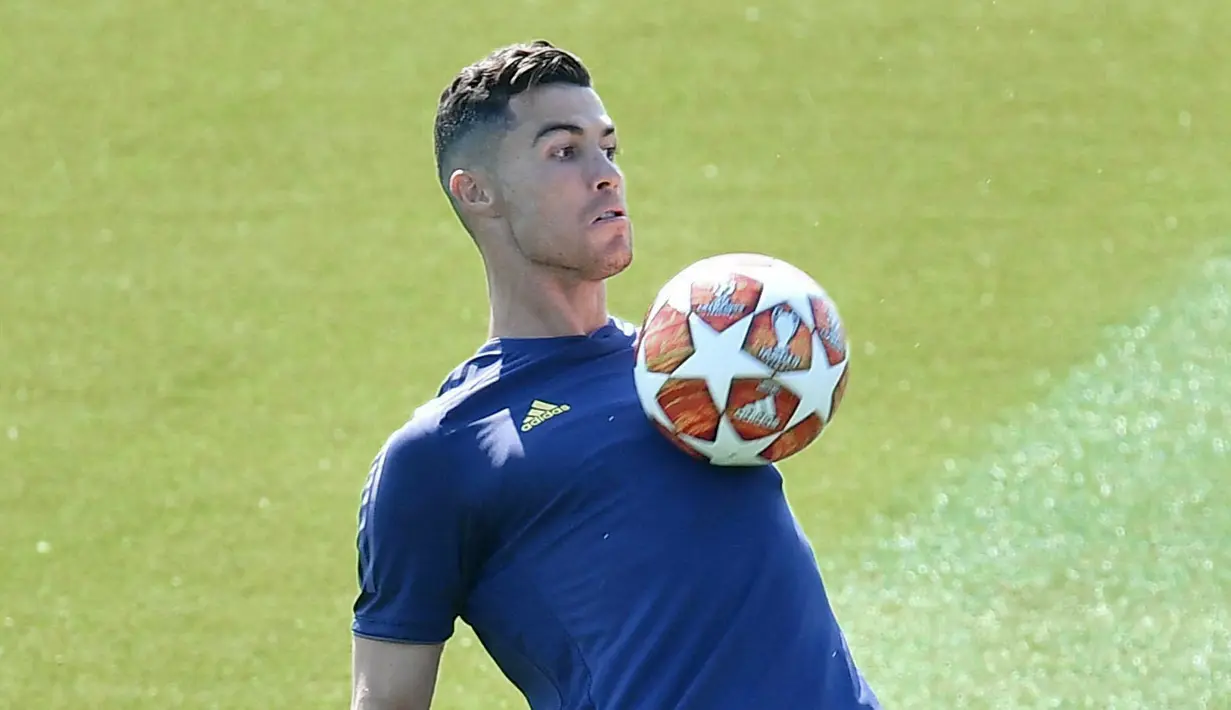 Striker Juventus, Cristiano Ronaldo, mengontrol bola dengan dada saat sesi latihan jelang laga Liga Champions di Turin, Selasa (9/4). Juventus akan berhadapan dengan Ajax Amsterdam. (AP/Alessandro Di Marco)