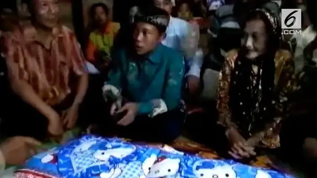 Cinta Slamet berawal saat dirinya menderita penyakit malaria tiga tahun lalu, Rohaya yang selalu merawat Slamet kala itu.