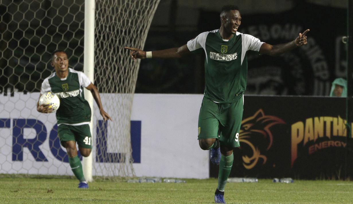 Striker Persebaya Surabaya, Amido Balde, merayakan gol ke gawang Perseru Serui pada laga Piala Presiden 2019 di Stadion Si Jalak Harupat, Bandung, Sabtu (2/3). Persebaya menang 3-2 atas Perseru. (Bola.com/Yoppy Renato)