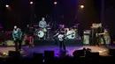 Penampilan grup rock Eagles of Death Metal di atas panggung gedung teater Olympia, Paris, Selasa (16/2). Grup rock asal California itu menggelar konser di hadapan ratusan penggemar yang selamat dari serangan teror pada November lalu (AFP PHOTO/Joel SAGET)
