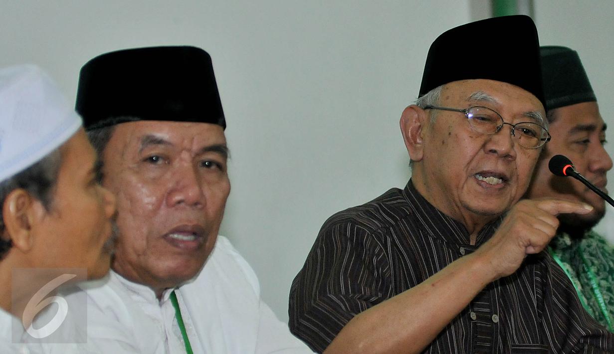 Ketua PWNU Jatim, Gus Sholah memberikan keterangan usai pertemuan dengan peserta yang kecewa terhadap berlakunya mekanisme AHWA yang diterapkan untuk memilih Rais Aam, di Aula Yusuf Hasyim Ponpes Tebu Ireng, Jombang, Rabu (5/8). (Liputan6.com/Johan Tallo)