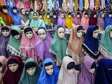 Ragam busana muslim dipajang di salah satu toko pakaian wanita di Pasar Cipulir, Jakarta Selatan, Rabu (6/3/2024). (Liputan6.com/Angga Yuniar)