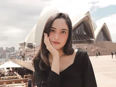 Berlibur ke Sydney, Australia, Cindy Priscilla berpose di depan Opera House. (Liputan6.com/IG/@cindypriscilla)
