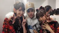 Personel AKB48, Haruna Kojima dan Minami Takahashi saat bersama Justin Bieber. (Twitter)