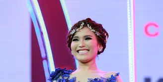 Ayu Ting Ting yang baru saja menghadapi kegagalan hubungan asmara dengan Shaheer Sheikh kini diketahui sedang melakukan fitting baju. Banyak yang penasaran apakah pelantun ‘Sambalado’ ini tengah mempersiapkan gaun pengantinnya? (Deki Prayoga/Bintang.com)