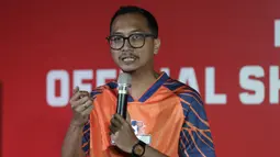 Head of Brands Management Shopee, Daniel Miniardi, memberikan keterangan saat konferensi pers launching official merchandise 5 klub di Holywings, Jakarta, Selasa (23/7). Shoppe hadirkan official shop dari 5 klub Liga 1.