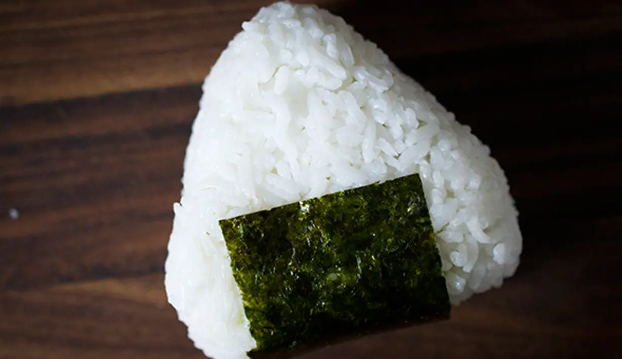 Onigiri adalah nasi kepal khas jepang yang banyak dijual di pinggir jalan atau supermarket. Onigiri sendiri makanan berupa nasi yang dipadatkan sewaktu masih hangat dan dibawahnya ditutupi dengan nori atau rumput laut kering. (Istimewa)