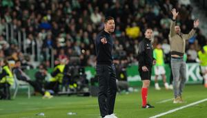 Xabi Alonso memberikan instruksi pada skuad Real Madrid di laga lawan Elche di pekan ke-13 La Liga 2025/2026 di Manuel Martinez Valero Stadium, Senin (24/11/2025). (AP Photo/Alberto Saiz)