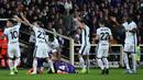Pemain Fiorentina, Edoardo Bove mengalami kolaps saat laga lanjutan Liga Italia 2024/2025 melawan Inter Milan di Artemio Franchi Stadium, Florence, Italia, Minggu (01/12/2024) WIB. (AP Photo/LaPresse/Massimo Paolone)