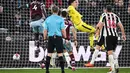 Sedangkan gol satu satunya West Ham United diceploskan Kurt Zouma (40'). (AFP/Justin Tallis)