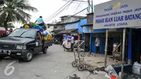 Warga pasar ikan memindahkan barang-barang untuk dipindahkan ke Rusun Rawa Bebek, Jakarta, Selasa (6/4/2016). (Liputan6.com/Yoppy Renato)
