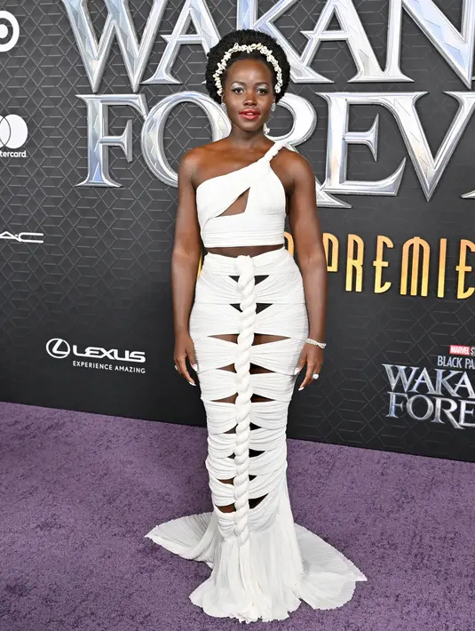 Lupita Nyong'o mengenakan gaun rancangan Balmain. Foto: Vogue.