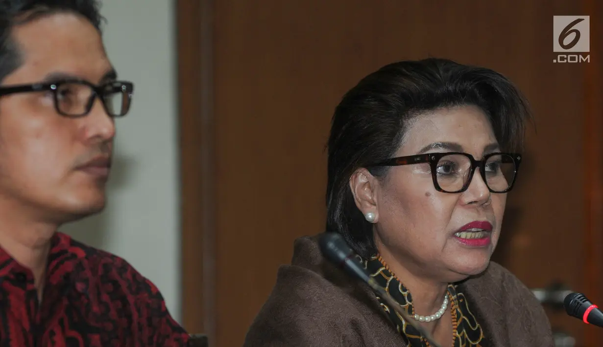 Wakil Ketua KPK, Basariah Panjaitan dan Jubir KPK Febri Diansyah memberikan keterangan pers OTT Gubernur Kepulauan Riau (Kepri) Nurdin Basirun di gedung KPK, Jakarta, Kamis (11/07/2019). KPK menetapkan empat tersangka terkait suap izin lokasi rencana reklamasi di Kepri. (merdeka.com/Dwi Narwoko)