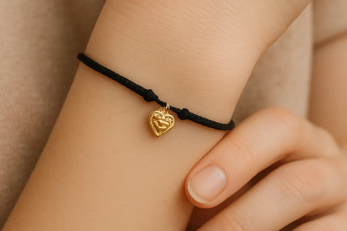 Model Gelang Emas Tali Hitam/ChatGPT
