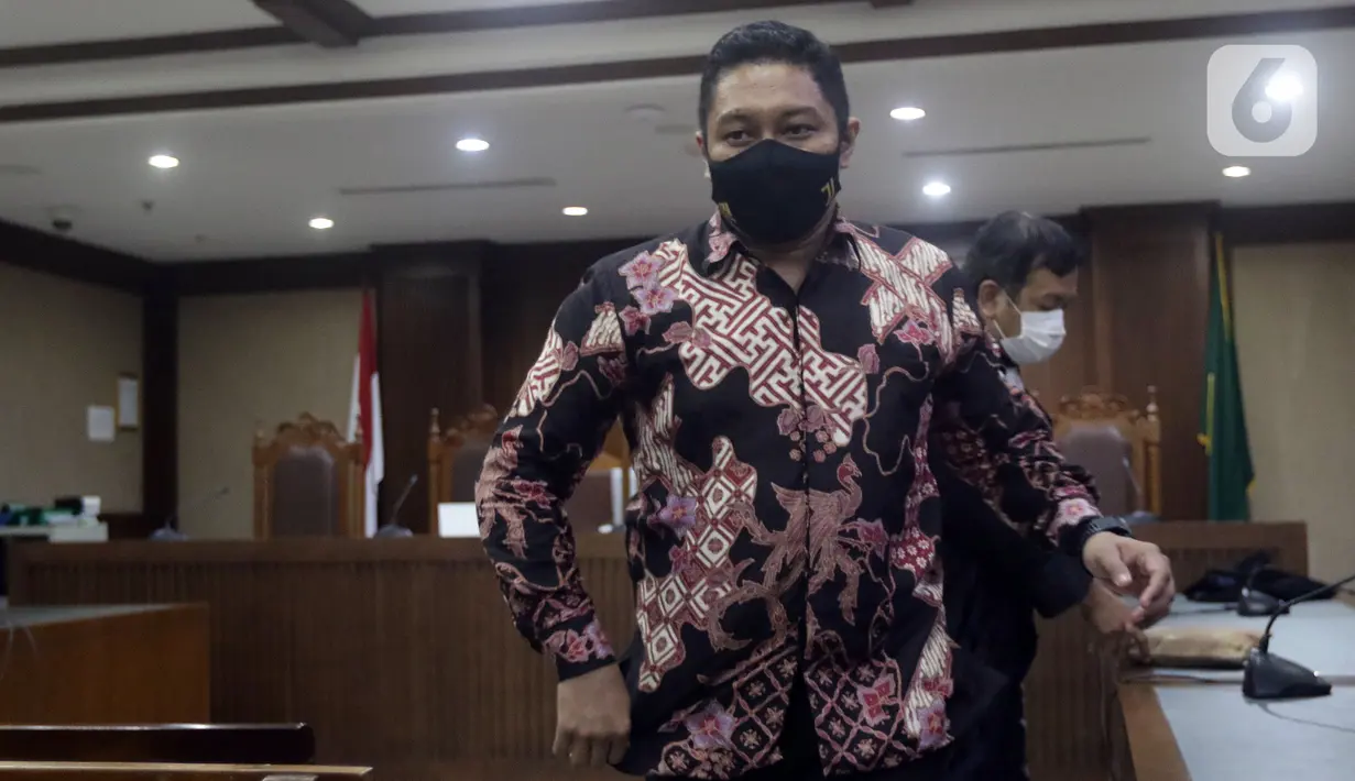 Mantan penyidik KPK, Stepanus Robin Pattuju usai sidang pembacaan putusan di Pengadilan Tipikor Jakarta, Rabu (12/1/2022). Stepanus Robin Pattuju divonis 11 tahun penjara dan denda Rp 500 juta terkait kasus suap penanganan sejumlah kasus korupsi di KPK. (Liputan6.com/Helmi Fithriansyah)
