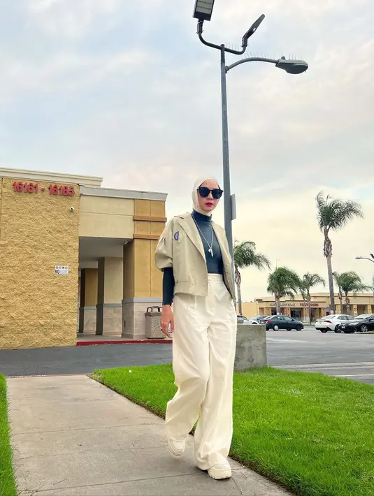 Nuansa warna bumi dengan sentuhan putih dan nuansa nude sempurna ciptakan gaya yang optimal. [Foto: Instagram/ Zaskiaadyamecca]