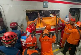 Proses evakuasi korban tabrakan kereta di Bekasi