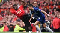 Paul Pogba dijatuhkan gelandang Chelsea, Jorginho pada laga lanjutan Premier League yang berlangsung di Stadion Stamford Bridge, London, Minggu (29/4). Chelsea imbangi Man United 1-1. (AFP/Paul Ellis)