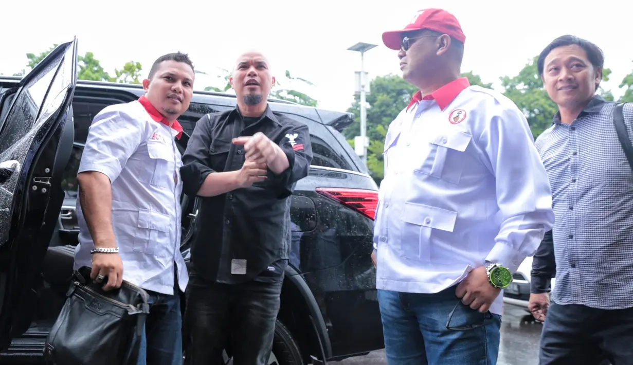 Musisi Ahmad Dhani resmi ditetapkan sebagai tersangka tahun ini. Atas dugaan ujaran kebencian diperiksa oleh penyidik pada Kamis, 30 November 2017 lalu. Suami Mulan Jameela itu hingga menginap di Polres Jakarta Selatan. (Adrian Putra/Bintang.com)