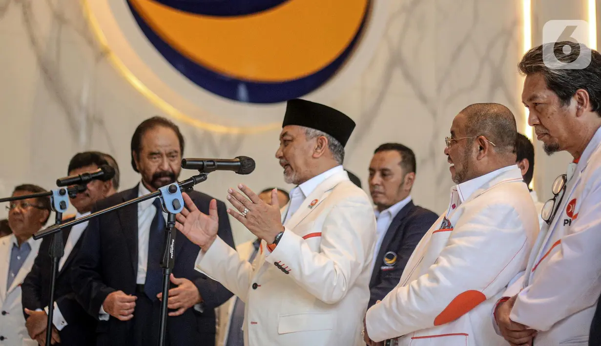 Presiden PKS Ahmad Syaikhu (tengah) didampingi Ketua Umum Partai Nasdem Surya Paloh (tengah kiri) saat menyampaikan keterangan pers usai pertemuan di Nasdem Tower, Jakarta, Rabu (22/6/2022). Petinggi PKS mengunjungi Ketua Umum Partai Nasdem Surya Paloh untuk menjajaki koalisi guna memenuhi persyaratan ambang batas pencalonan presiden atau presidential threshold 20 persen. (Liputan6.com/Faizal Fanani)