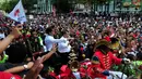 Ribuan orang memadati sepanjang jalan yang dilalui oleh Jokowi dan JK, Jakarta, Senin (20/10/2014) (Liputan6.com/Johan Tallo)